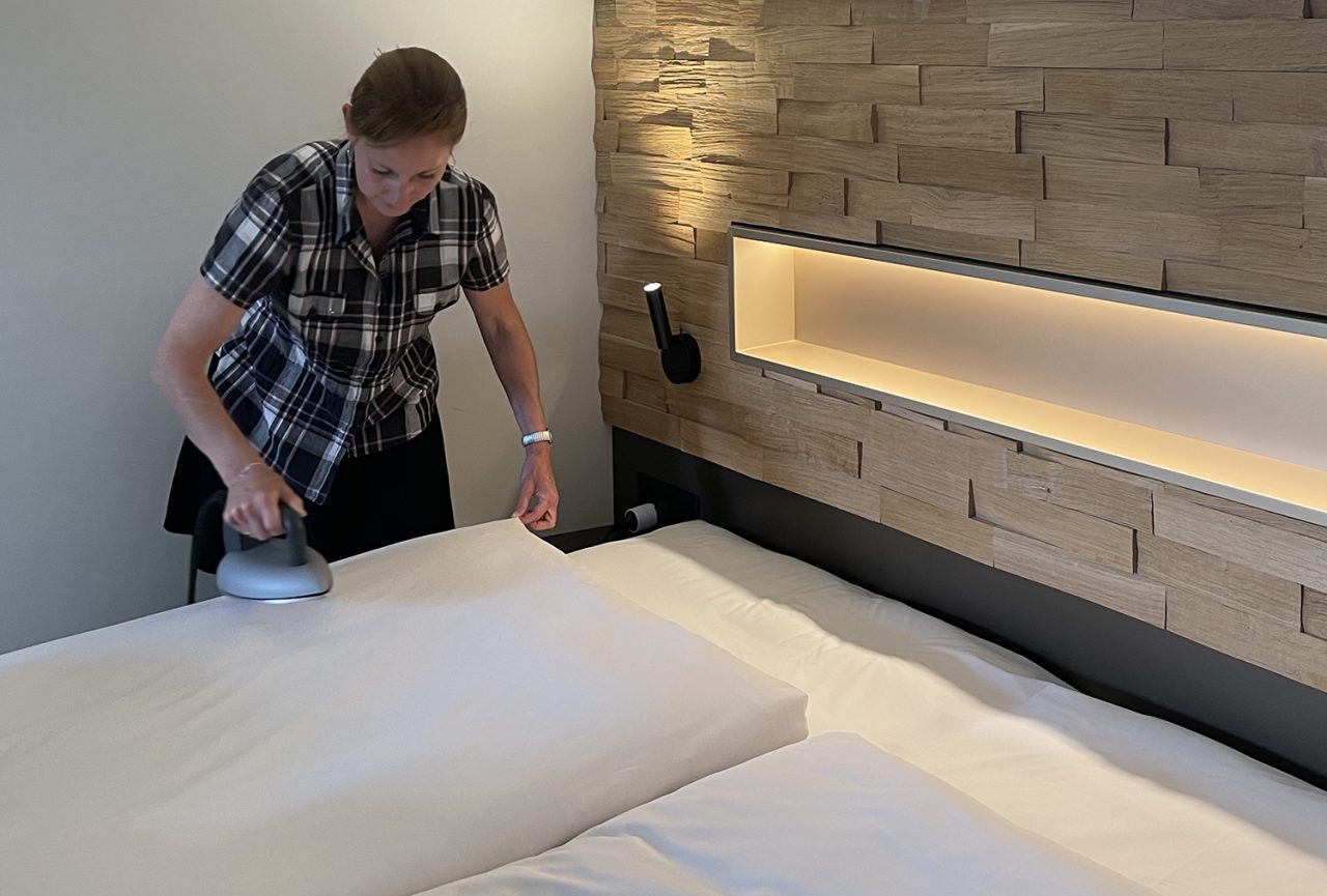 hotel-bed-making-tips-crown-hospitality-linen-services