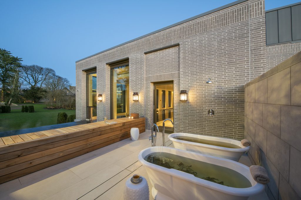 Outdoor seaweed baths at the Cashel Place Hotel Spa  © Michelle Chaplow