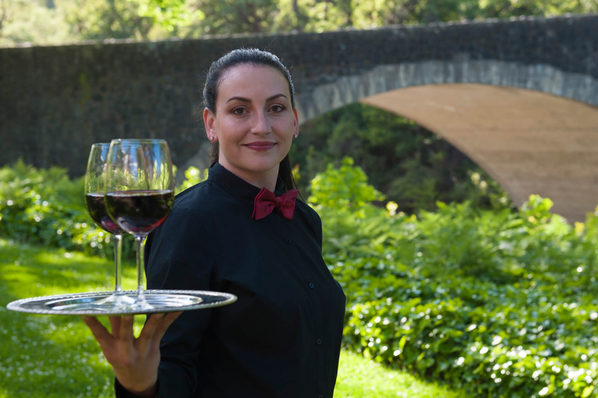 MVC183410098-Benbow-Historic-Inn-waitress-wine-gardens